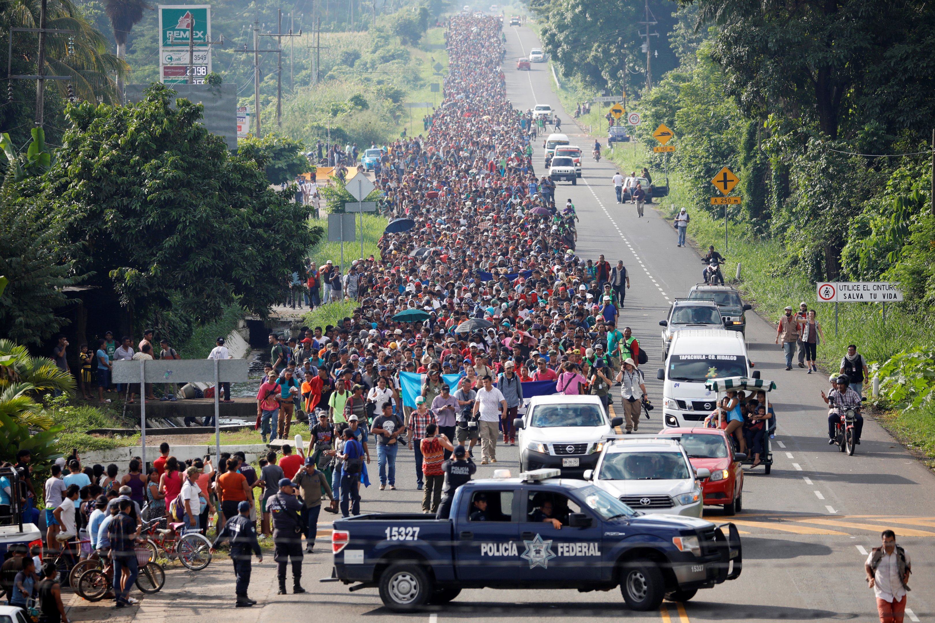 Pence diz que segundo Honduras caravana foi financiada pela