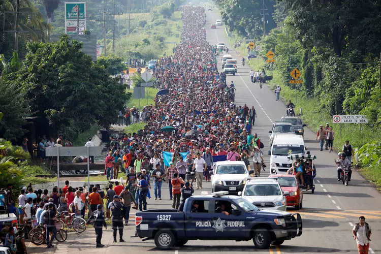 Imigrantes da América Central percorrem rodovia próximo da fronteira do México com a Guatemala em tentativa de chegarem aos EUA
 (/Ueslei Marcelino/Reuters)