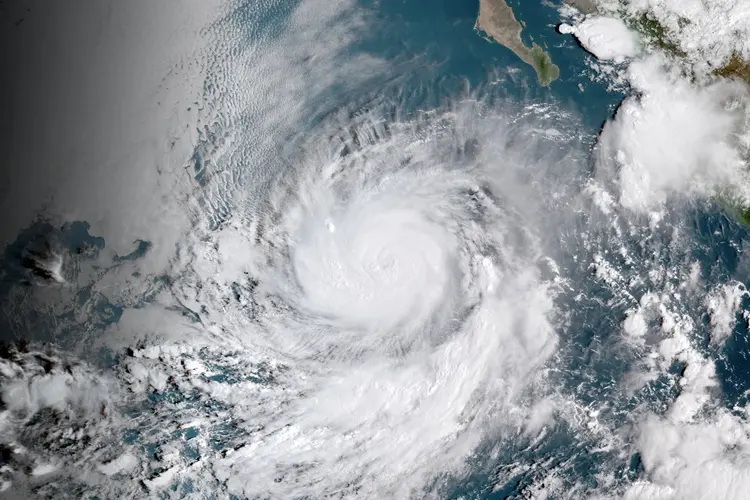 Furacão Willa: milhares de pessoas foram retiradas de áreas de risco na costa oeste do México (NOAA/Divulgação/Reuters)