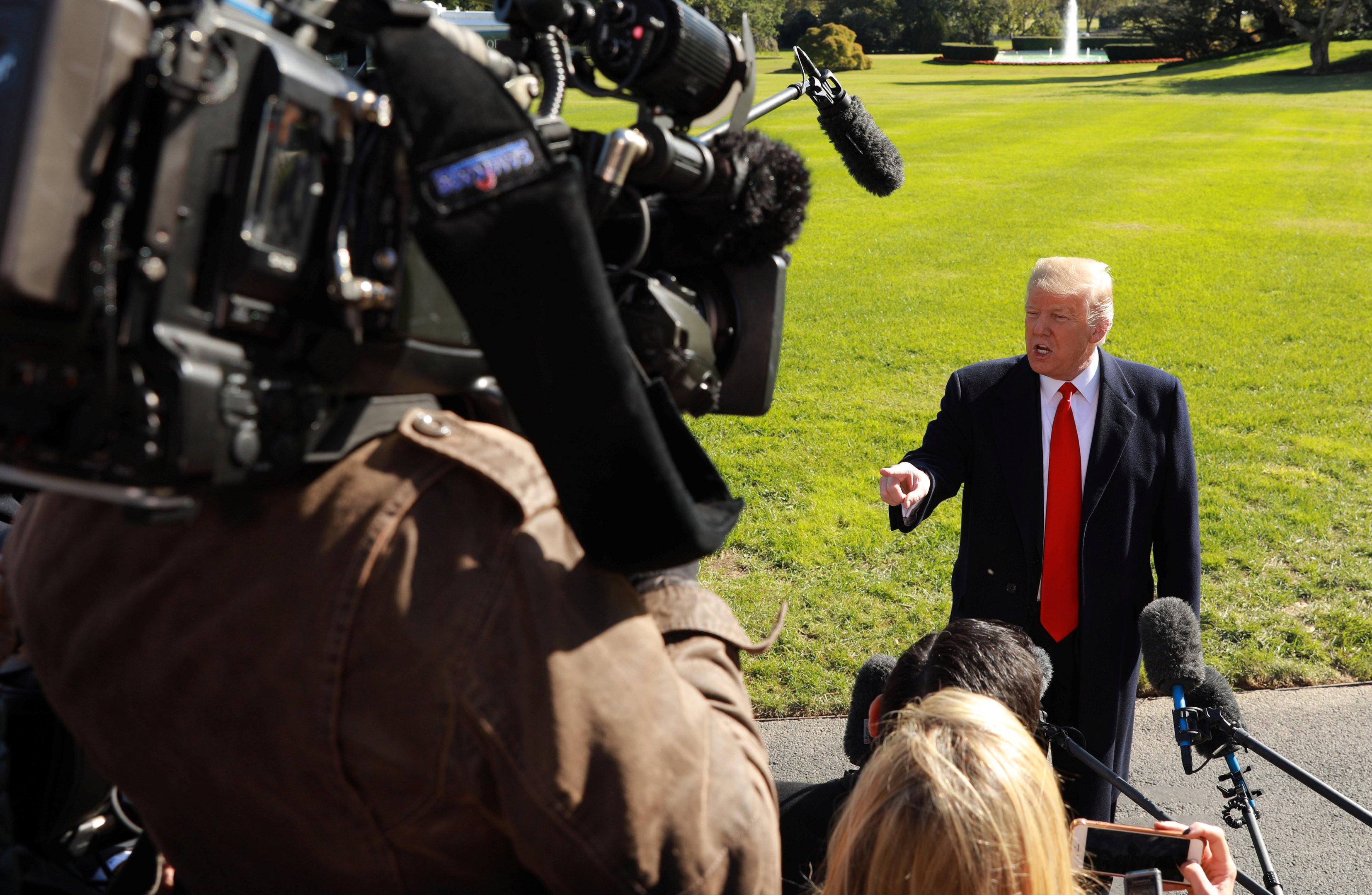 Trump diz que avalia corte de imposto de 10% para pessoas de renda média