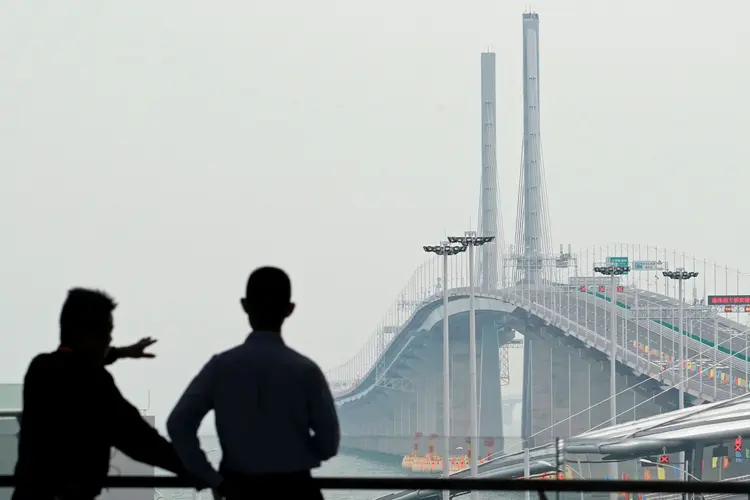 Enorme estrutura, de 55 quilômetros de comprimento, inclui a ponte sobre o delta do Rio das Pérolas e um túnel submarino (Aly Song/Reuters)