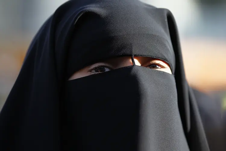Mulher usa niqab: as conclusões do comitê vieram na esteira de queixas de duas francesas condenadas em 2012 (Charles Platiau/Reuters)