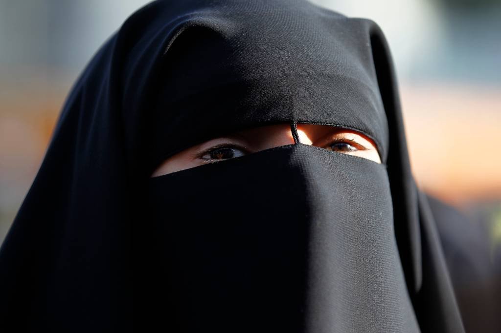 Proibição da França a véu islâmico viola direitos humanos, diz ONU