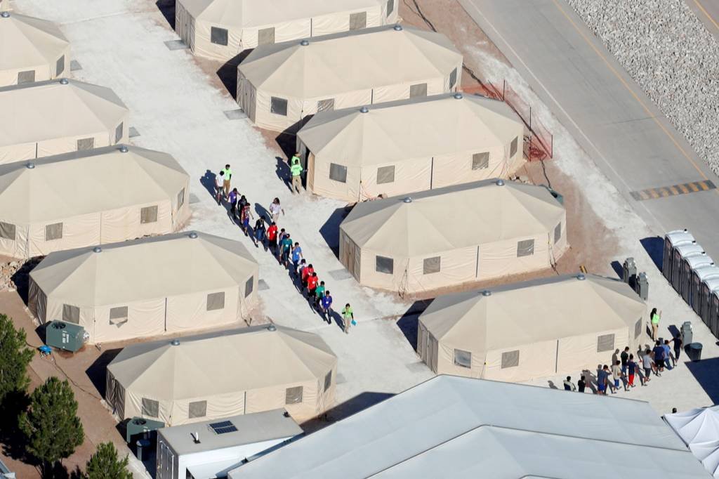 EUA mantêm crianças imigrantes em barracas há meses, diz documento