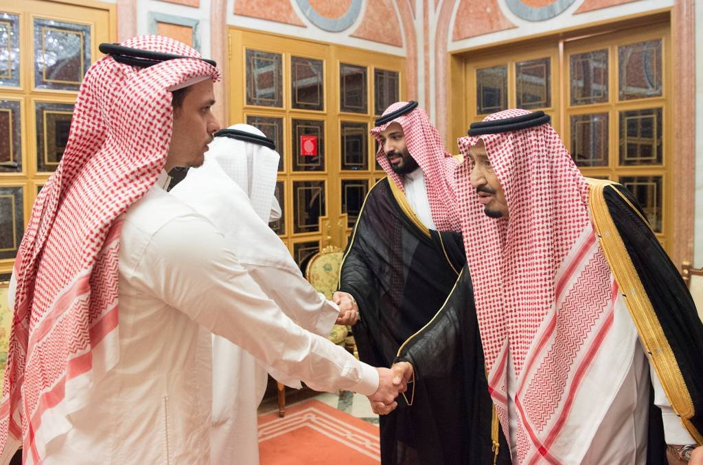 Rei e príncipe da Arábia Saudita recebem familiares de Khashoggi