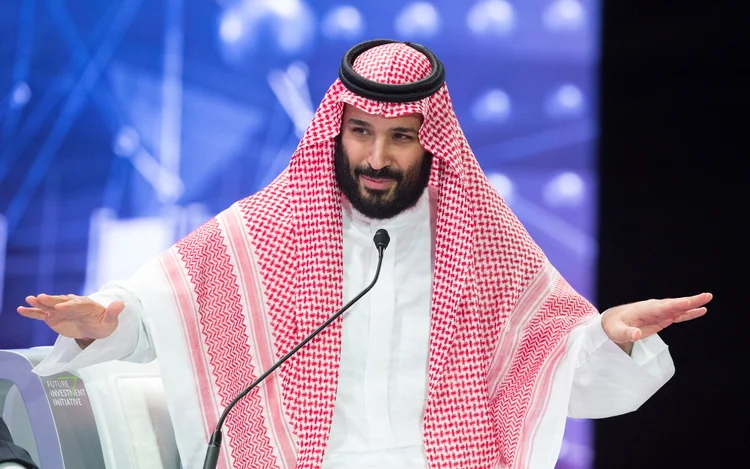 O príncipe herdeiro Mohammed bin Salman, governante de facto do país, manteve uma conversa telefônica com o presidente iraniano, Ebrahim Raisi, em um movimento para conter o risco de que o conflito se espalhe pela região (Bandar Algaloud/Courtesy of Saudi Royal Court/Reuters)