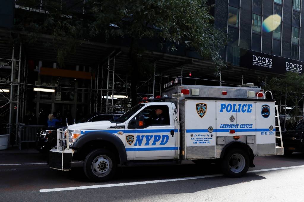 Carro da polícia de Nova York parado em frente a produtora Tribeca Productions, do ator Robert De Niro (Brendan McDermid/Reuters)
