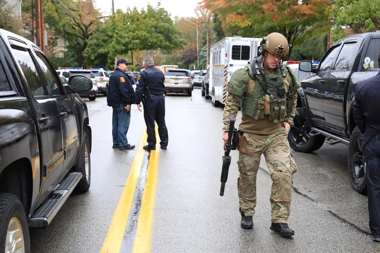Tiroteio: Policial em local onde um atirador abriu fogo, poróximo a sinagoga em Pittsburgh, na Pensilvânia. (John Altdorfer/Reuters)
