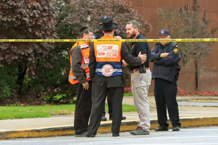 Policiais do lado de fora da sinagoga após tiroteio, em Pittsburgh, dis 27/10/2018
 (John Altdorfer /Reuters)