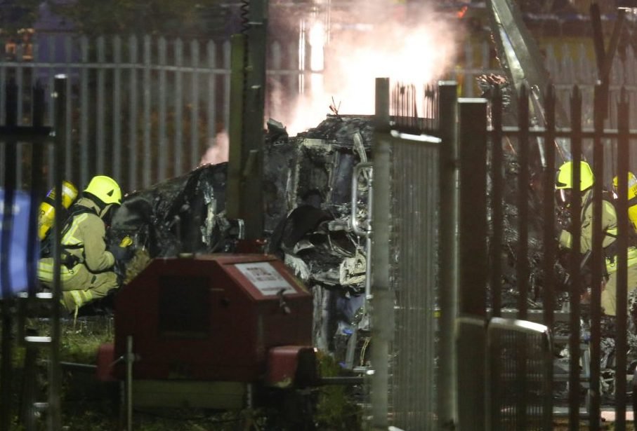 Helicóptero de presidente do Leicester cai e explode perto de estádio
