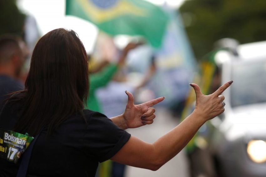 "Não aceitaremos fraude", diz faixa em frente a condomínio de Bolsonaro