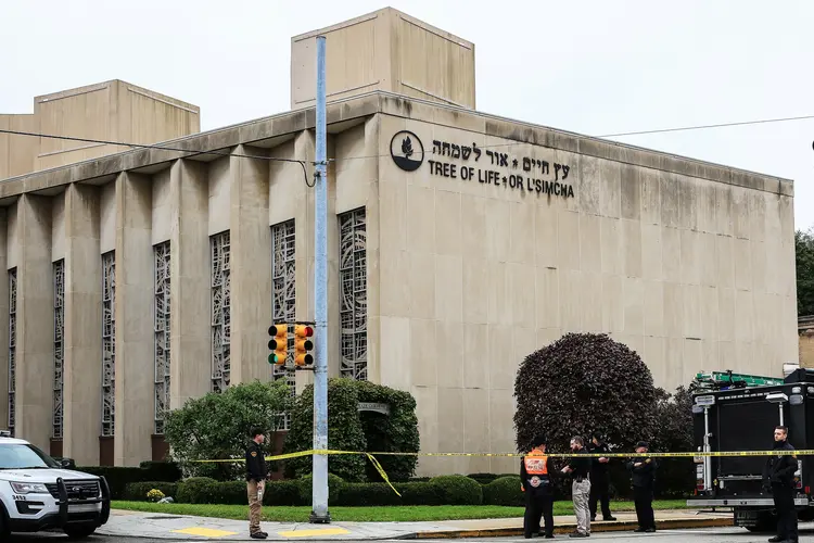 Imagem de arquivo da sinagoga de Pittsburgh: tiroteio ocorre seis meses depois que um homem armado gritando "todos os judeus devem morrer" invadiu o templo (John Altdorfer/Reuters)