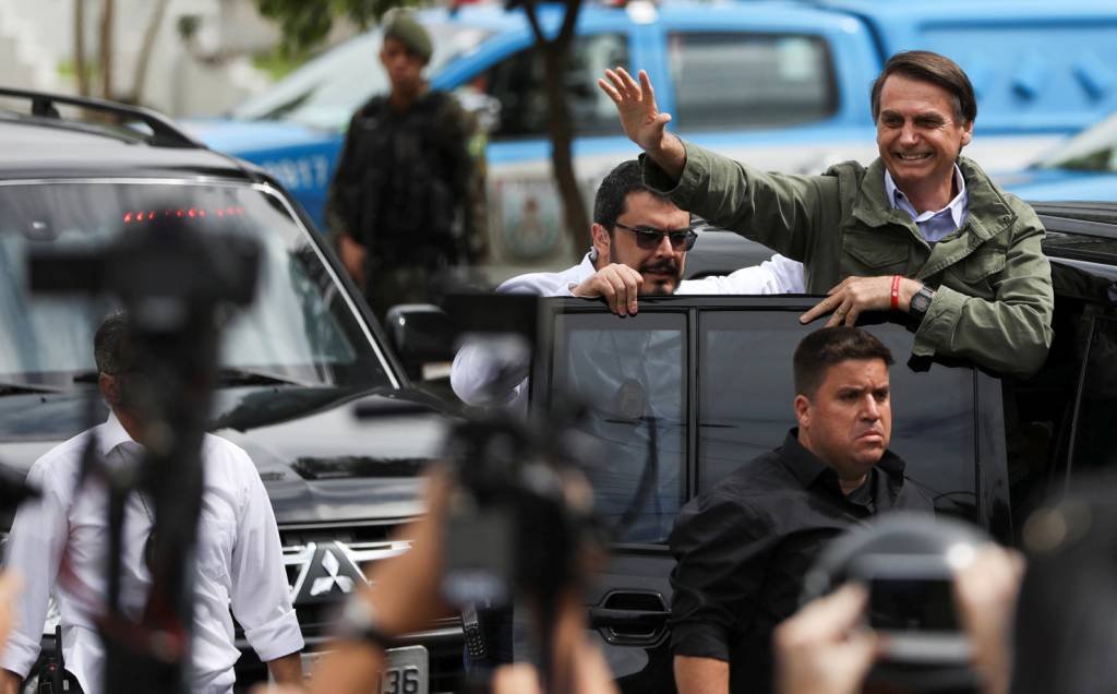 Candidato do PSL à Presidência, Jair Bolsonaro, após votar em escola de vila militar do Rio de Janeiro (Pilar Olivares/Reuters)