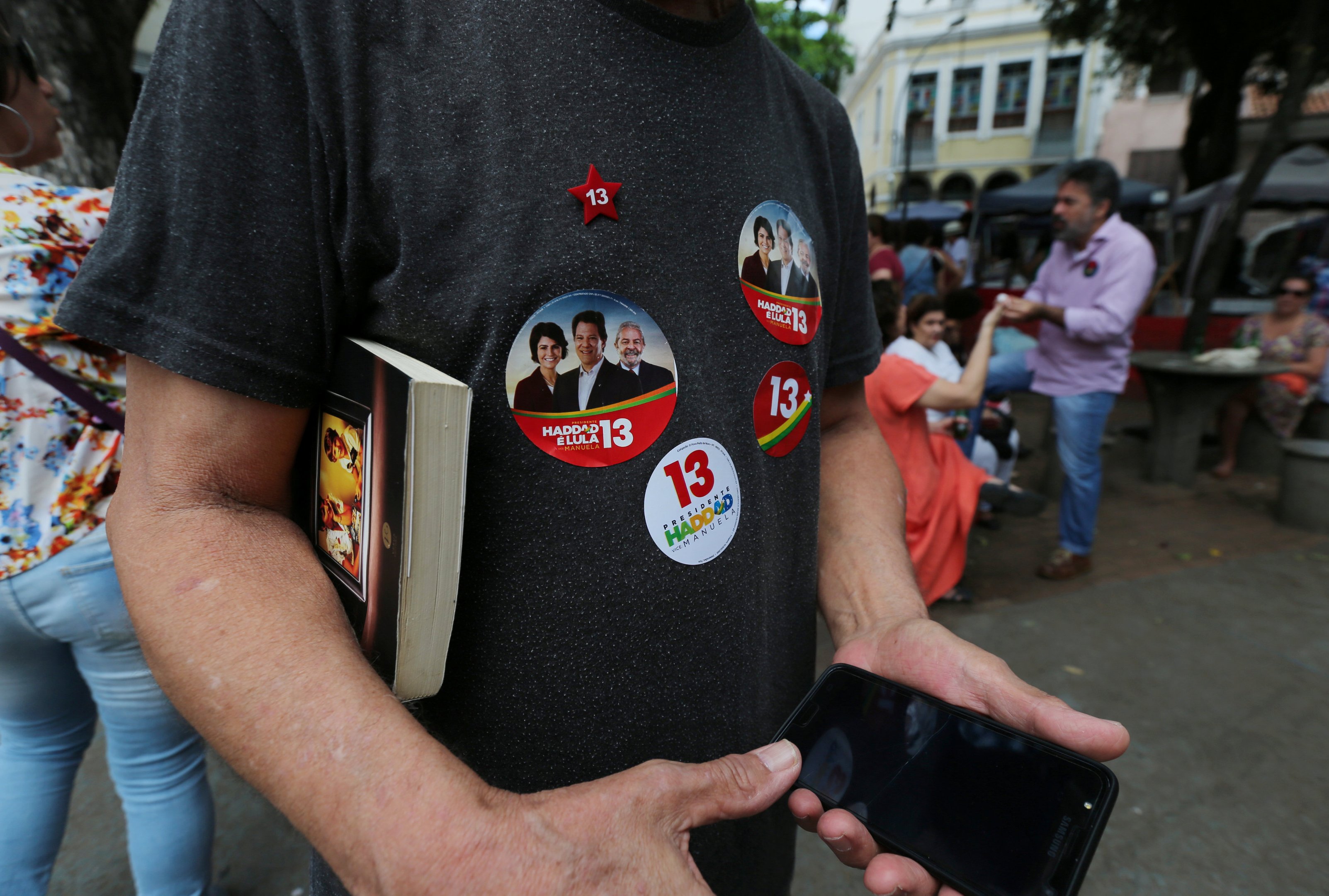 Contra o armamento, eleitores de Haddad levam livros às urnas