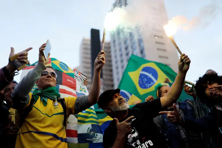 Apoiadores de Jair Bolsonaro comemoram a vitória do candidato na Avenida Paulista, em São Paulo (Nacho Doce/Reuters)