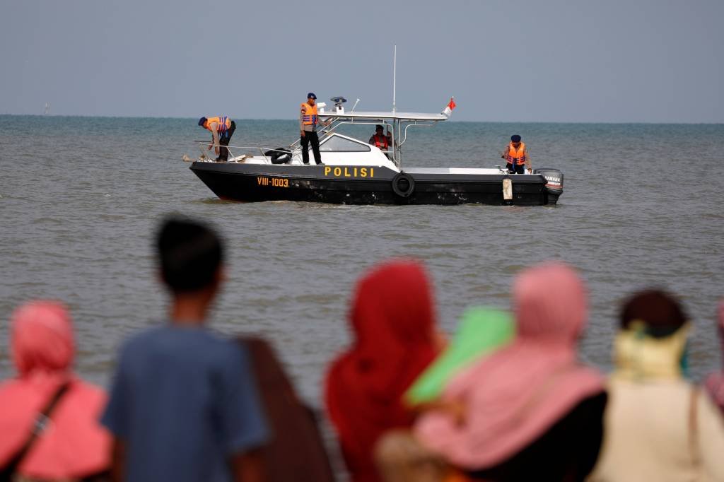 Corpos são encontrados entre destroços do avião da Lion Air, na Indonésia