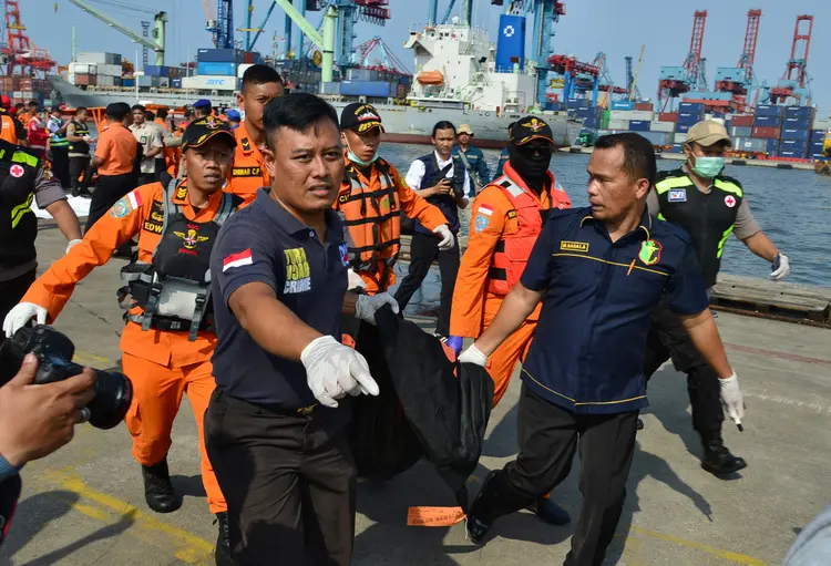 Equipe de resgate de acidente na Indonésia carrega corpo de passageiro do avião Lion Air (Stringer/Reuters)