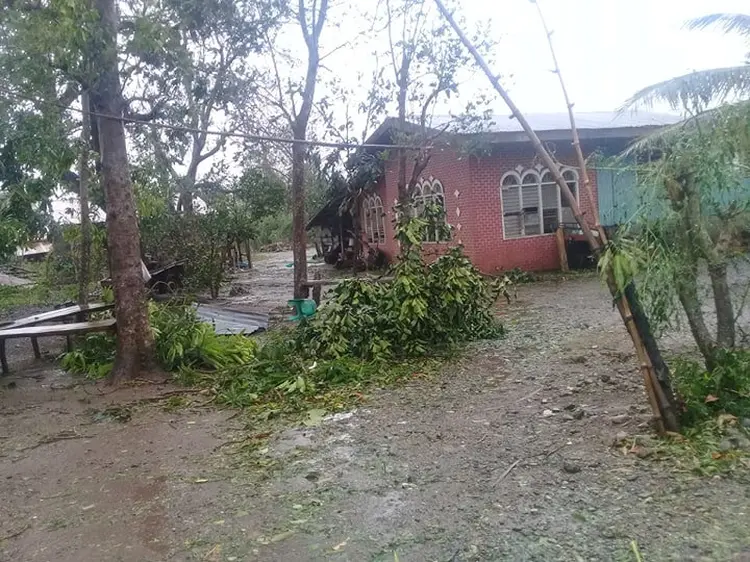 Casa danificada após a passagem do tufão Yutu (Eivron del Rosario/Reuters)