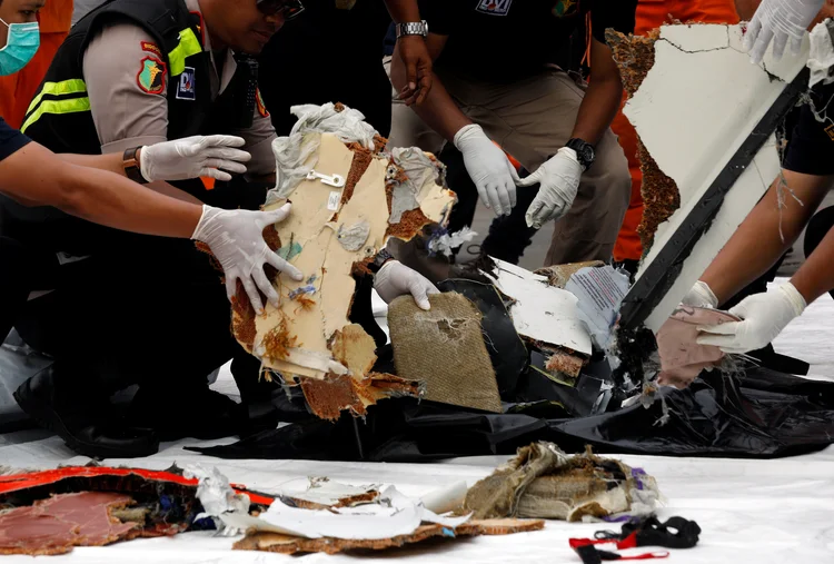 Boeing 737 MAX: Funcionários de resgate coletam destroços do avião que caiu em Jacarta, Indonésia  (Edgar Su/Reuters)