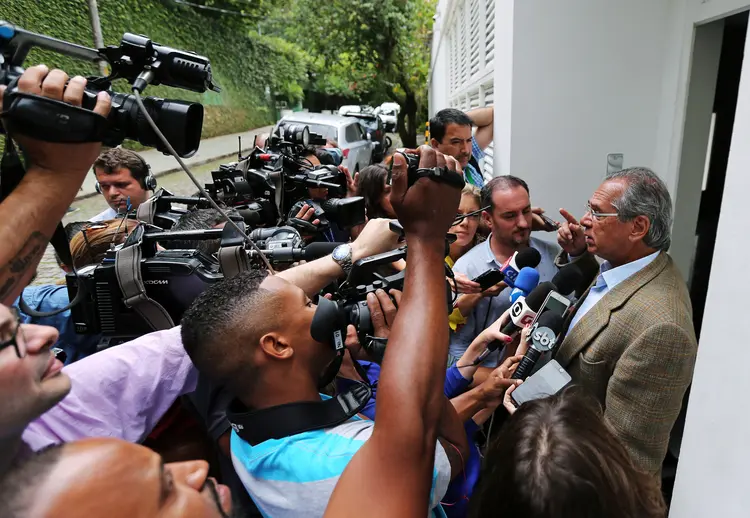 Paulo Guedes, ministro da Economia, cercada por jornalistas dias após a vitória eleitoral de Bolsonaro (Sergio Moraes/Reuters)