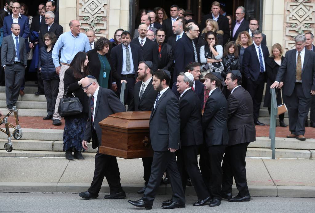 Pittsburgh realiza primeiro funeral após tiroteio na sinagoga
