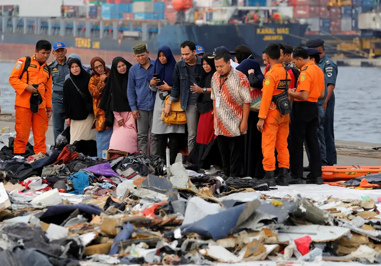 Acidente na Indonésia com 189 pessoas a bordo: Dezenas de socorristas e mergulhadores foram enviados à região do acidente, assim como barcos e helicópteros (Beawiharta/Reuters)