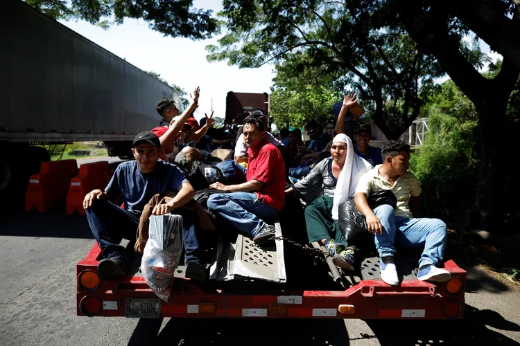 El Salvador: duas caravanas de cerca de mil pessoas começaram a se movimentar para a fronteira com a Guatemala (Jose Cabezas/Reuters)