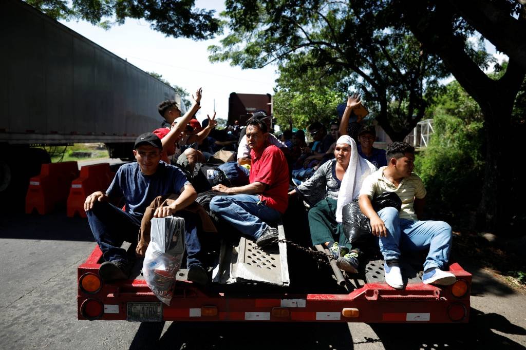 Com destino aos EUA, 2 mil salvadorenhos saem em caravanas