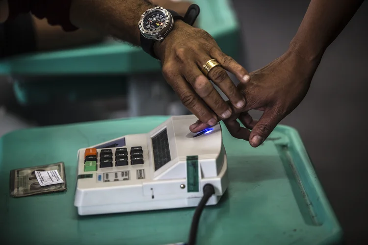 Urna: em números totais, o capitão reformado teve 36,4% dos votos e o ex-prefeito de SP, 29,7%.  (Dado Galdieri/Bloomberg)