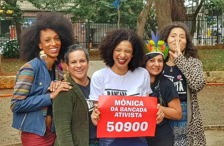 Representantes da Bancada Ativista, eleita em São Paulo: Erika Hilton, Raquel Marques, Mônica Seixas, Chirley Pankará e Paula Aparecida (Divulgação/Facebook Bancada Ativista/Reprodução)