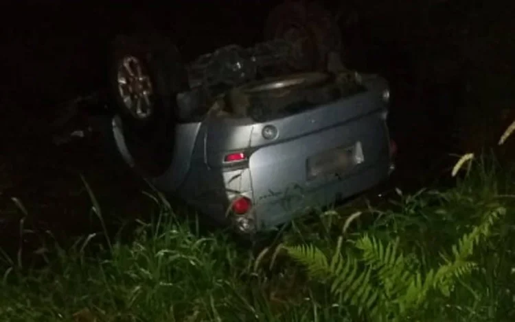 CARRO CAPOTADO: candidato Major Costa e Silva e seu motorista sofreram um ataque a tiros na noite de quarta-feira enquanto estavam na estrada entre São Paulo e Mauá (Facebook/Reprodução)