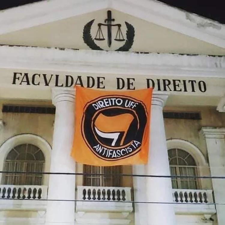 Fachada da Faculdade de Direito: para a Justiça, a faixa tem “conteúdo de propaganda eleitoral negativa contra o candidato à Presidência da República Jair Bolsonaro”. (Enzo Bello/Facebook)