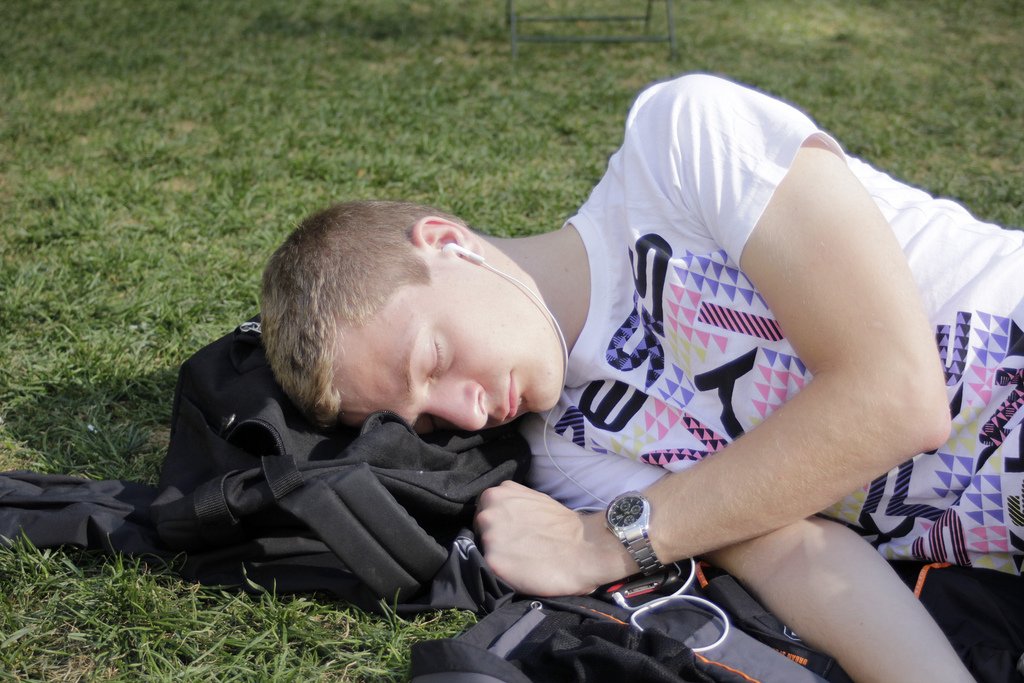 Tirar cochilos durante o dia ajuda a preservar o cérebro; entenda