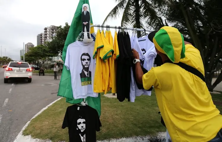 VENDEDOR DE CAMISETAS: Segundo o Datafolha de ontem, (4), os candidatos do PT e do PSL estão empatados no segundo turno