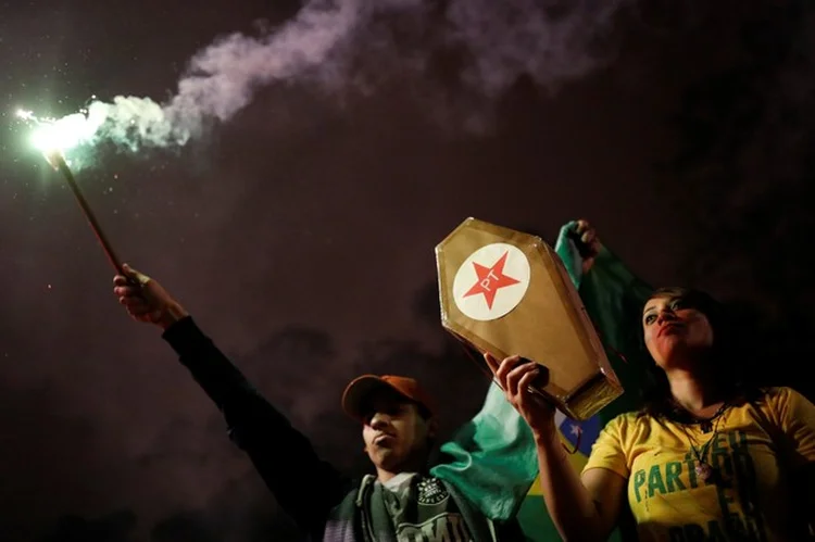 Eleitor de Bolsonaro com caixão do PT: em seu discurso, Jair Bolsonaro pregou a defesa à Constituição