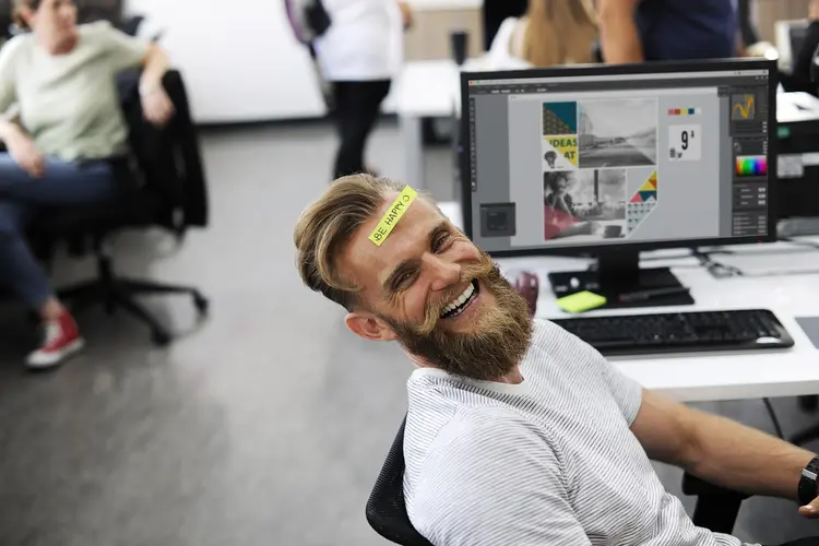 Pesquisa: colaboradores felizes são 12% mais produtivos do que seus colegas insatisfeitos (Pixabay/Reprodução)