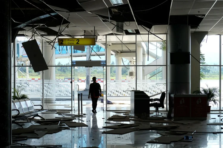 Aeroporto Mutiara SIS Al Jufrie de Palu apos terremoto na Indonésia (Stringer/Reuters)