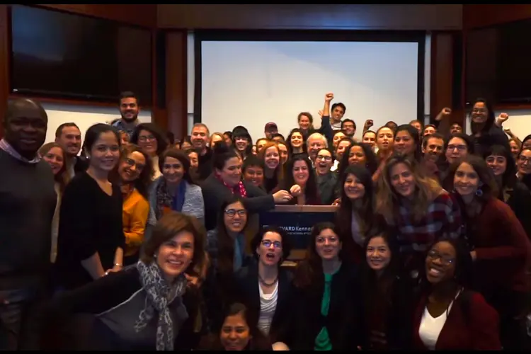 Alunos da Universidade de Harvard reunidos em vídeo com críticas a Bolsonaro (YouTube/Reprodução)