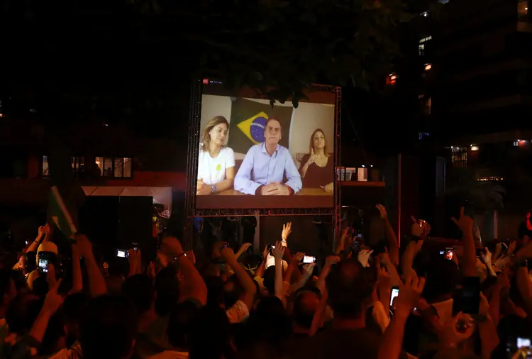 Apoiadores de Bolsonaro assistem ao seu pronunciamento no Rio de Janeiro (Pilar Olivares/Reuters)