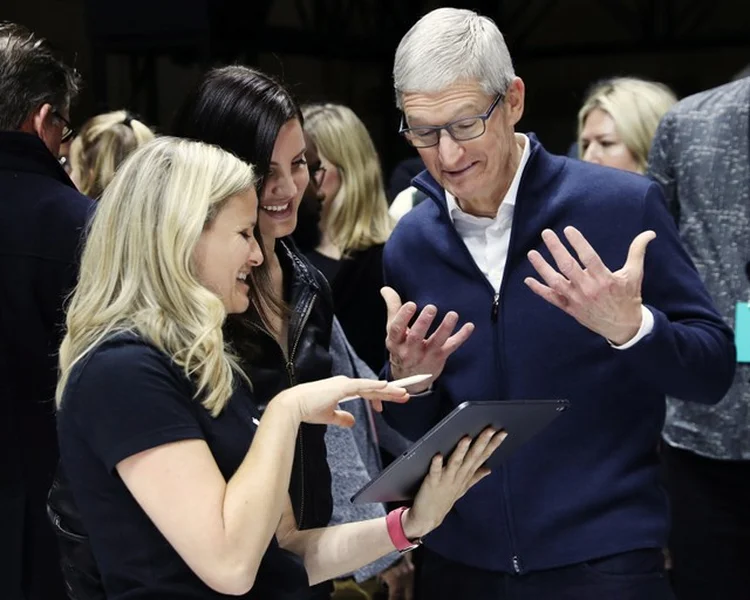 TIM COOK, CEO DA APPLE: expectativa para o terceiro trimestre é de aumento de 18% na receita, para 62 bilhões de dólares / REUTERS | Shannon Stapleton