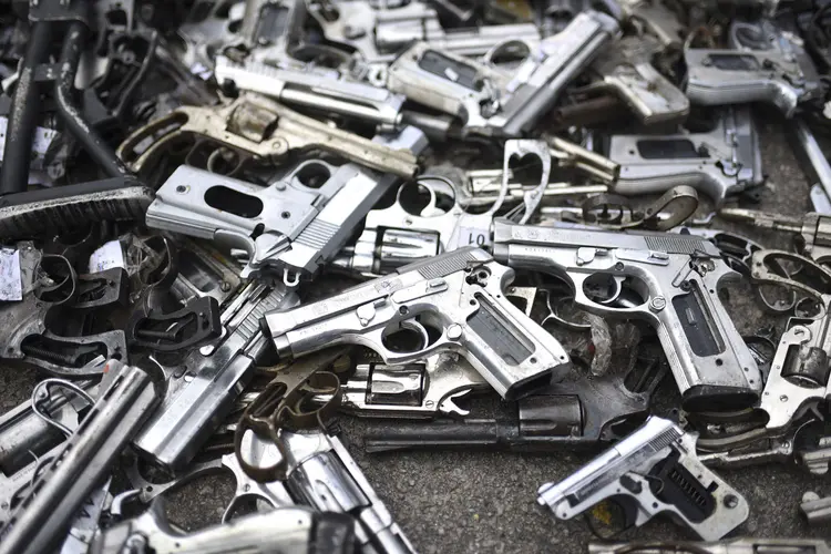 Armas: até 2014, cerca de 650 mil armas foram entregues voluntariamente pela população (Fabio Teixeira/Getty Images)