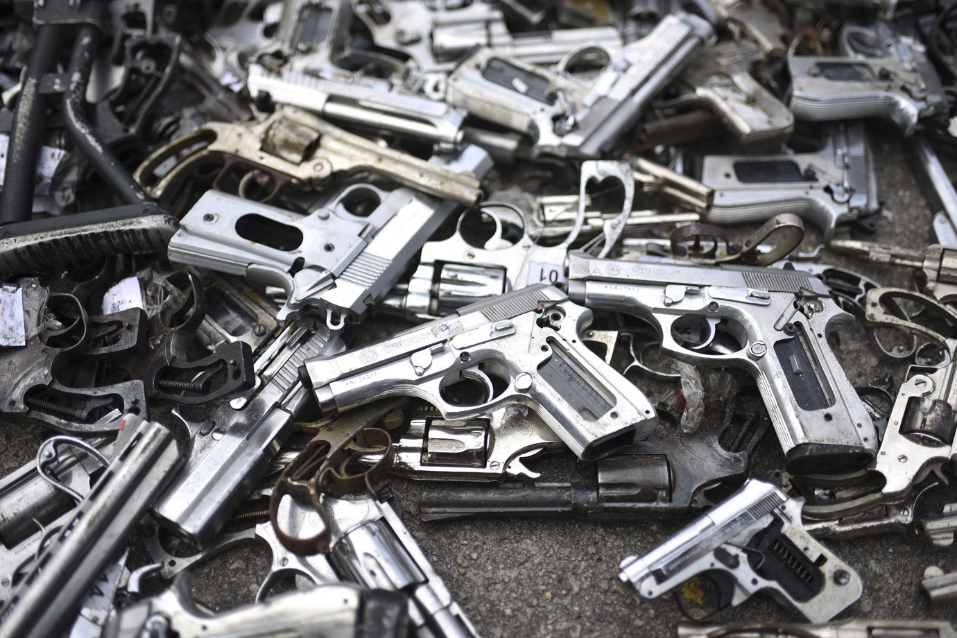 Interesse por armas cresce, mas preço assusta | Exame