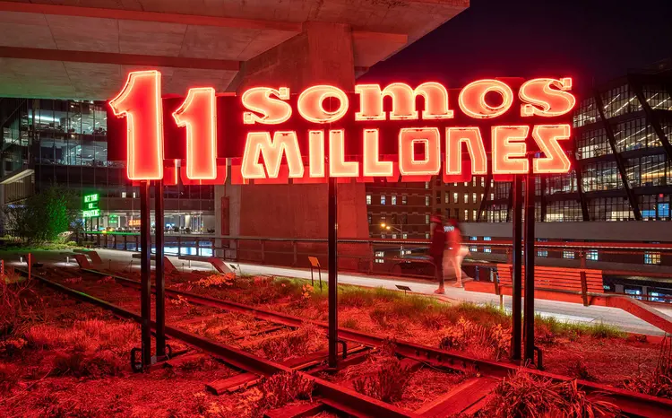 Arte de Andrea Bowers, intitulada Somos 11 Millones/We Are 11 Million (High Line Comission/Divulgação)