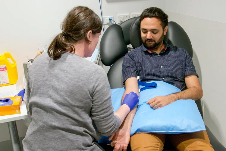 O médico Shalin Naik em cena de "Ask The Doctor" (Netflix/Divulgação)