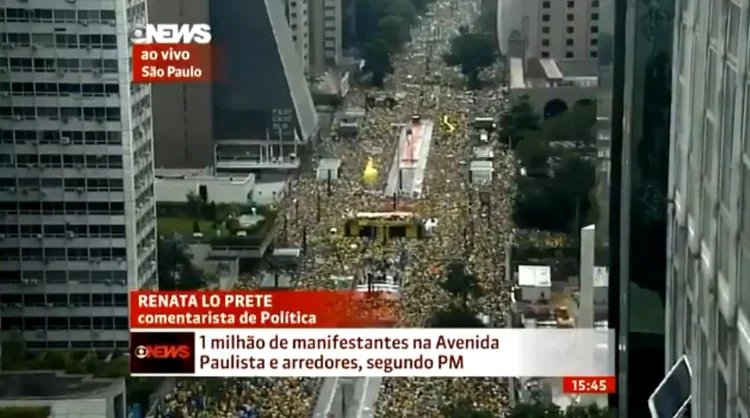 NOTÍCIAS FALSAS: vídeo de uma manifestação contra a presidente Dilma Rousseff, em 2015, foi compartilhado em grupos no WhatsApp como sendo do ato pró-Bolsonaro, no último domingo