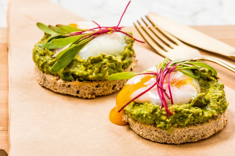 O avocado toast é um sucesso em cafés da manhã em brunches pelo mundo. (Divulgação/Divulgação)