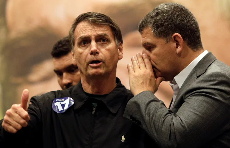 Bebianno conversa com Bolsonaro no Rio de Janeiro (11/10/2018): processos abertos contra político do PSL ficam suspensos após ele assumir presidência (Ricardo Moraes/Reuters)