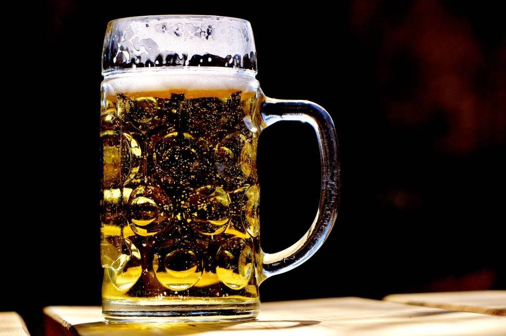 Secretaria de BH investiga relação de 2ª morte com cerveja contaminada