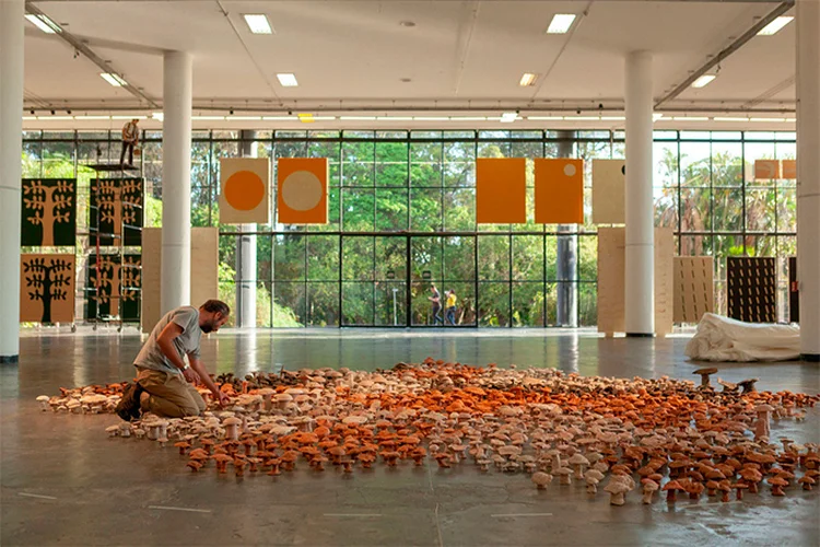 Bienal: Antonio Ballester Moreno montando a exposição sentido/comum na 33ª Bienal  (Pedro Ivo Trasferetti / Fundação Bienal de São Paulo/Divulgação)