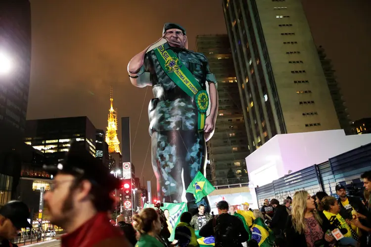 Boneco do vice de Jair Bolsonaro, General Hamilton Mourão, na Avenida Paulista durante manifestação (Ueslei Marcelino/Reuters)